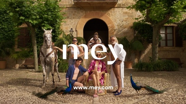 Mey geht in die Werbeoffensive - Ausschnitt aus dem TV-Spot „Welcome to the good life – seriously sexy underwear“, der von März 2022 an durch eine 360-Grad-Kampagne on- und offline verlängert werden soll - Quelle: Mey